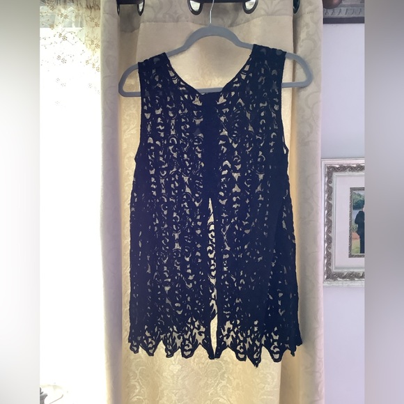 Capri Lace top see threw with embroidery. Pretty-split in back. Med NWT formal - Picture 4 of 16